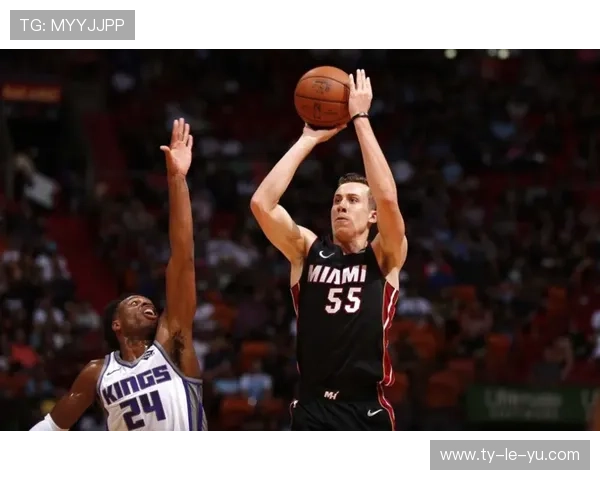 罗宾逊临时照料哈特孩子，场上场下均显团队精神